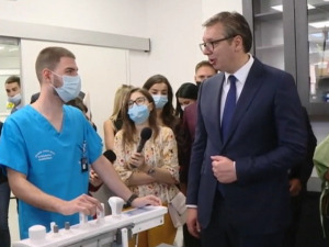 Вучић обишао болницу "Свети Сава", најавио веће плате за здравствене раднике и нова улагања