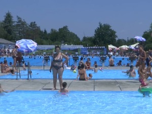 Због трпске врелине опрез и на копну и у води