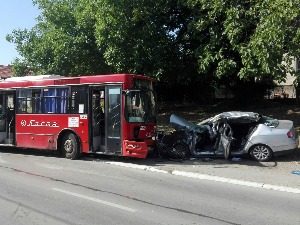 Тежак судар аутомобила и "Ластиног" аутобуса у Смедереву, погинуле три особе 