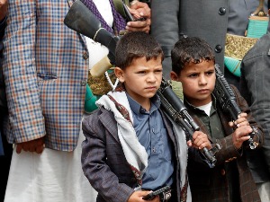 Деца у Јемену – испирају им мозак, па их шаљу на фронт