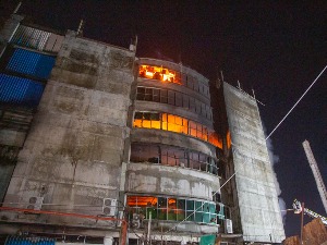 Пожар у фабрици хране у Бангладешу, настрадало више од 50 људи