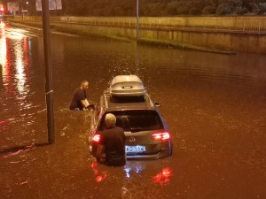 Обилне падавине у Суботици, аутомобили пливају улицама