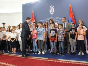 Српска деца из региона у посети Министарству спољних послова Србије