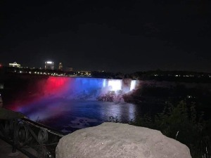 У част Николи Тесли Нијагарини водопади у бојама српске заставе