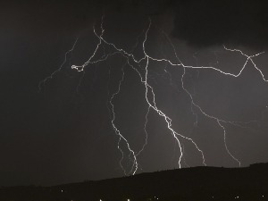 Индија, громови у три државе убили више од 60 људи