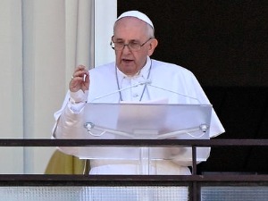 Папа Фрања напустио болницу након операције