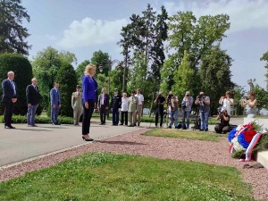 Кисић Тепавчевић и Фалкони положили венац на Споменик захвалности Француској 