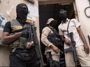 Дон Кихот и потрага за бившима на Хаитију – Виски, званичник и опозиционар