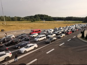 На улазак у Србију преко Хоргоша чека се и до пет сати, путницима се препоручују алтернативни прелази