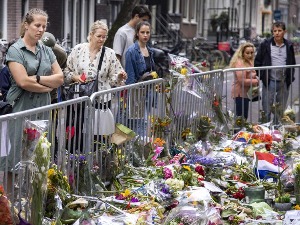 Преминуо познати холандски новинар рањен у пуцњави у Амстердаму