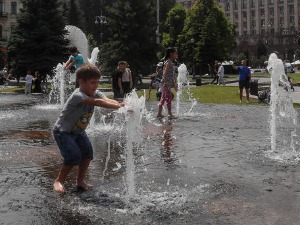 Врућине су опасне и за децу, шта је први знак топлотног удара