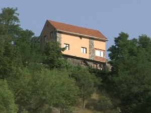 Како се живи у кући на литици