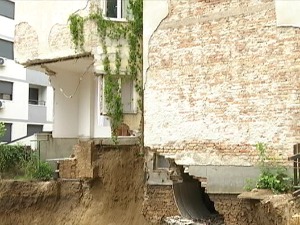 Пуцања, пукотине, прозори који се не затварају – шта указује на могућност да се зграда уруши