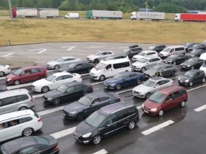 Појачан саобраћај на границама, возачима се саветује да користе алтернативне прелазе