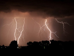 Громови запалили каблове на трафостаници ЕПС-а – три села на Јастрепцу без струје