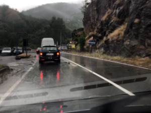 Тек ће бити гужви на путевима, савети за вожњу по пљуску