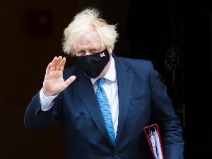 Енглеска се отвара, премијер се затвара