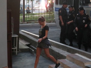 Чланица "Пуси рајота" напустила Русију по изласку из затвора