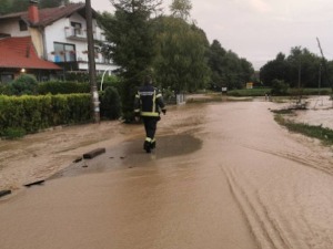 Критично у селу Добрње код Петровца на Млави, са околних брда сливали се бујични потоци 