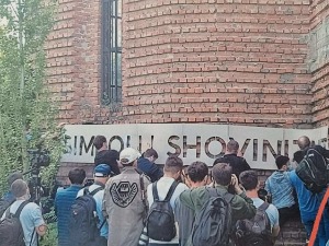 Вучић у Бриселу показао списак верски и етнички мотивисаних напада на Србе и СПЦ на КиМ