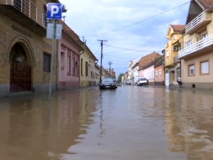 Снажно невреме погодило Вршац, поплављене улице