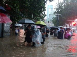 Велике поплаве у Кини – страдало 25 особа, 100.000 људи евакуисано