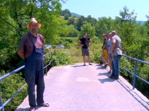 У Каленићима седам година чекају да им обнове мост – један мештанин страдао док је спремао дрва