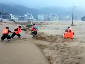 Потоп у Кини невиђен за 1.000 година, драматични снимци откривају ужас у метроу