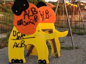 Графити УЧК на дечјем игралишту у Сушици код Грачанице