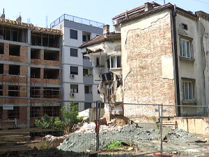 Живот на Врачару у згради поред срушене – од лупања, бушења, дреке не може да се живи