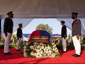 Пуцњава, кордон, сузавац и “убица“ – нереди на сахрани убијеног председника Хаитија
