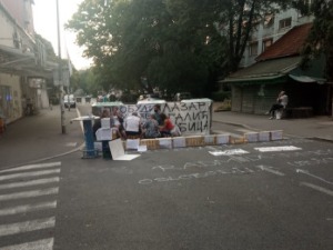 Грађани Карабурме наставили блокаду улице