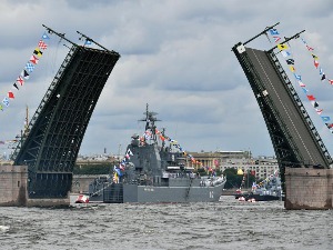 Од патролних чамаца до најновије подморнице на нуклеарни погон – велика парада руске флоте у Санкт Петербургу