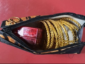 На Батровцима заплењено више од пола килограма злата - накит и дукати скривени у несесеру