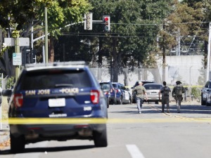 Пуцњава у Kалифорнији, међу погинулима нападач и полицајац