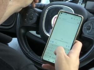 Две секунде коришћења мобилног телефона за воланом,  28 метара слепе вожње