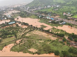Поплаве у Индији, више од 160 страдалих, потрага за несталима у току