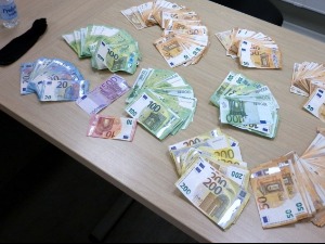 Батровци, цариници запленили 34.000 евра сакривених у чарапама