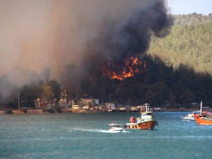 Пожари бесне Анталијом – четири особе страдале, туристи напуштају хотеле
