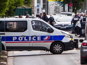 Аутомобилом улетео у кафић у Паризу, седморо повређених