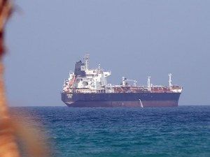 Две жртве напада дроном на танкер израелског милијардера код Омана