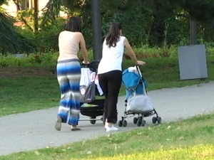 Беба све мање, жене све касније рађају – шта може да промени забрињавајућу статистику