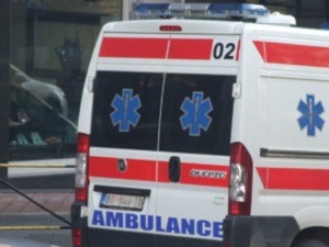 Аутомобил слетео с пута у Нишу, повређена жена и двоје деце