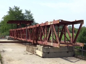 Затворен и други мост преко Западне Мораве, житељи неколико села код Краљева блокирали сеоски пут