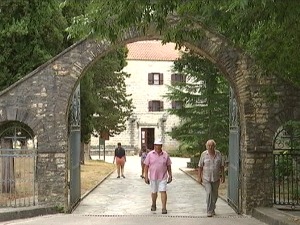 Уочи прославе годишњице "Олује" у Книну – вијорење "шаховница" и парастоси у православним храмовима