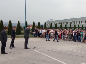 Вучић: У Владичином Хану плате због "Текласа" повећане са 245 на 444 евра