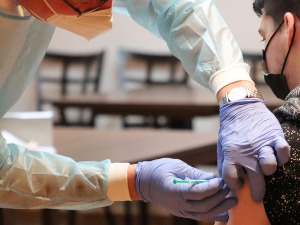 Зашто чак 63 посто младих зазире од вакцинације?