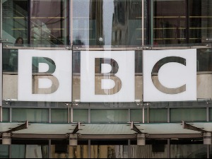 Припадници антивакциналног покрета покушали насилно да упадну у зграду Би-Би-Сија у Лондону