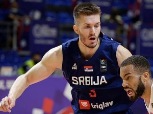 Успешан деби Петрушева, Филаделфија надиграла Далас