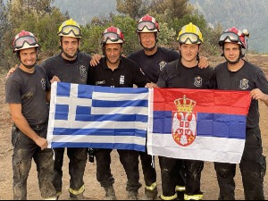 Вучић поделио фотографију српских ватрогасаца на Евији